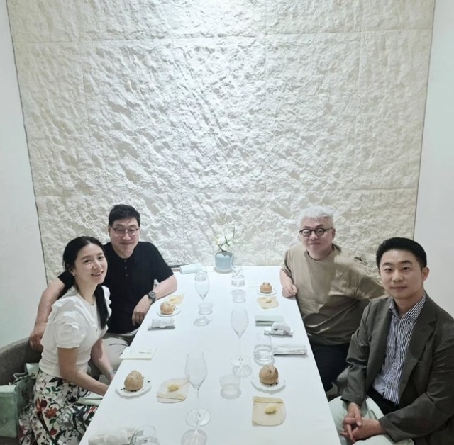 李英爱夫妇近况公开...作曲家金亨锡在SNS上晒与张日永博士共进餐厅照