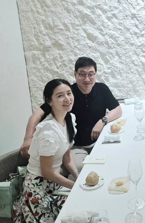 李英爱夫妇近况公开作曲家金亨锡在SNS上晒与张日永博士共进餐厅照