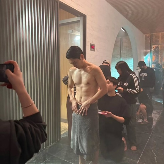 朱相昱,在《金部长》幕后公开腹肌......冷水拍摄趣事引人关注