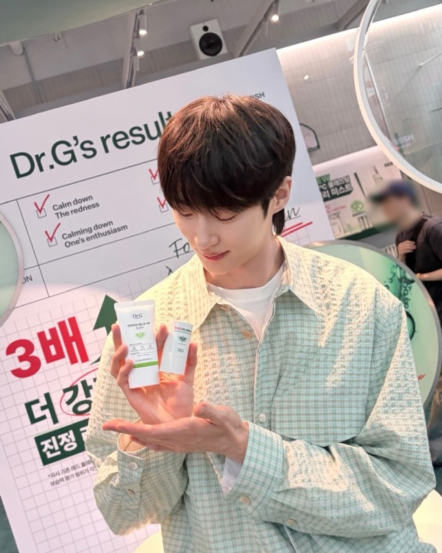 卞佑锡穿着格子衬衫手持护肤产品露出灿烂笑容日常中的自我管理