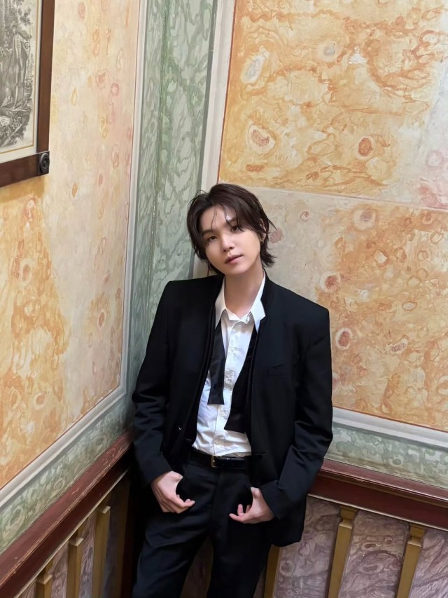 Sugar以感性的黑白写真吸引粉丝公开新曲Merry Go Round