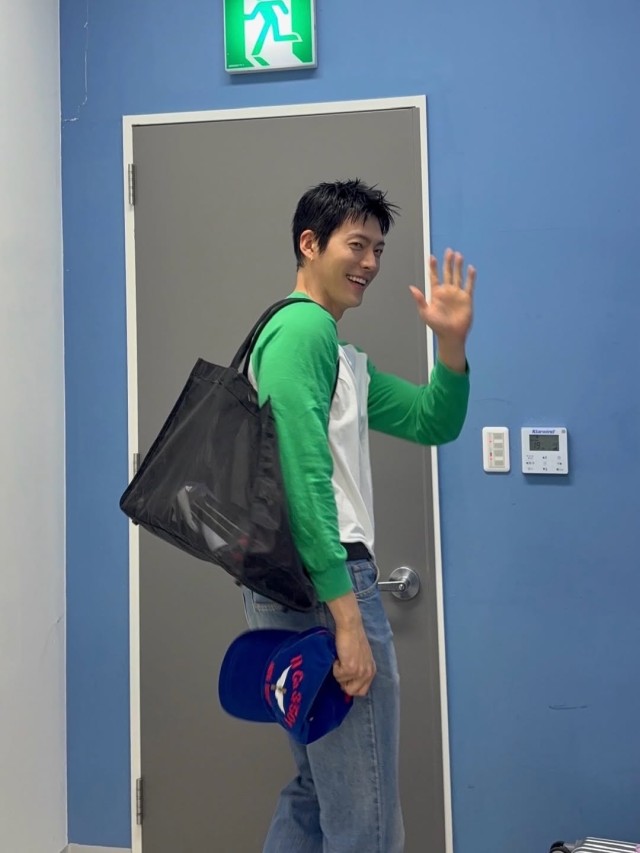 金宇彬日常生活中展现多样魅力从舒适到时尚