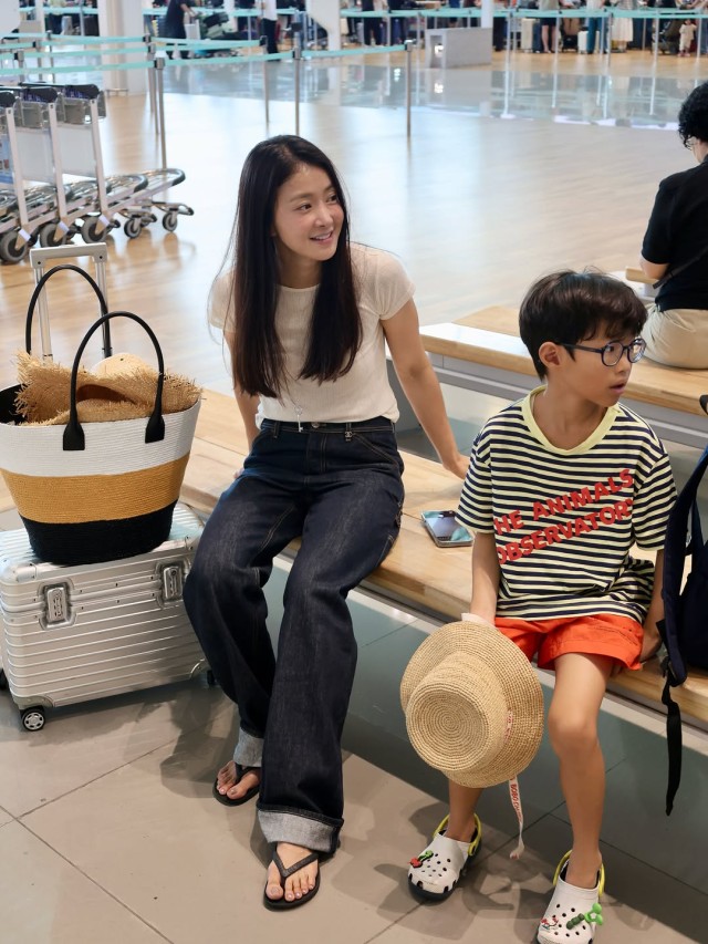 Lee Si-young departs for a summer camp in Canada with her son... 