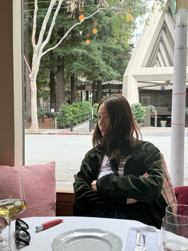 Crystal reveals daily life during 'PWLT' activities... Elegance captured at a flower shop
