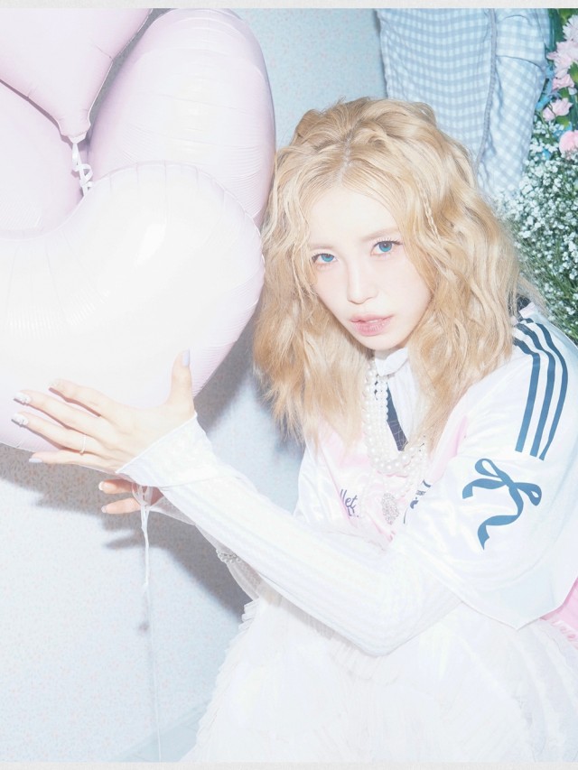 Jeon Hyo-sung unveils 'Lovely + Chic' photoshoot in white & pink outfits... exuding professional charm