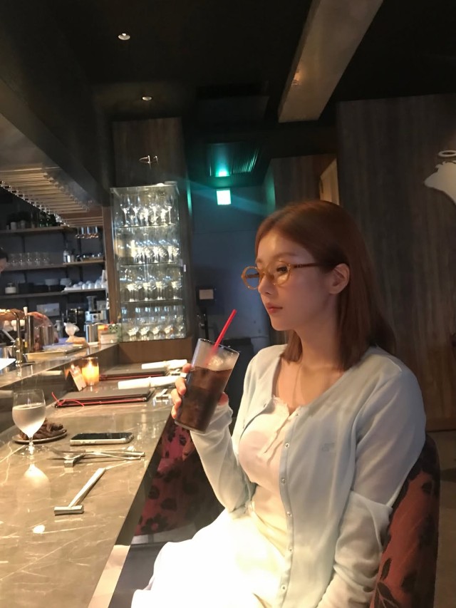 权恩妃,公开火车上的日常照片...散发清爽魅力
