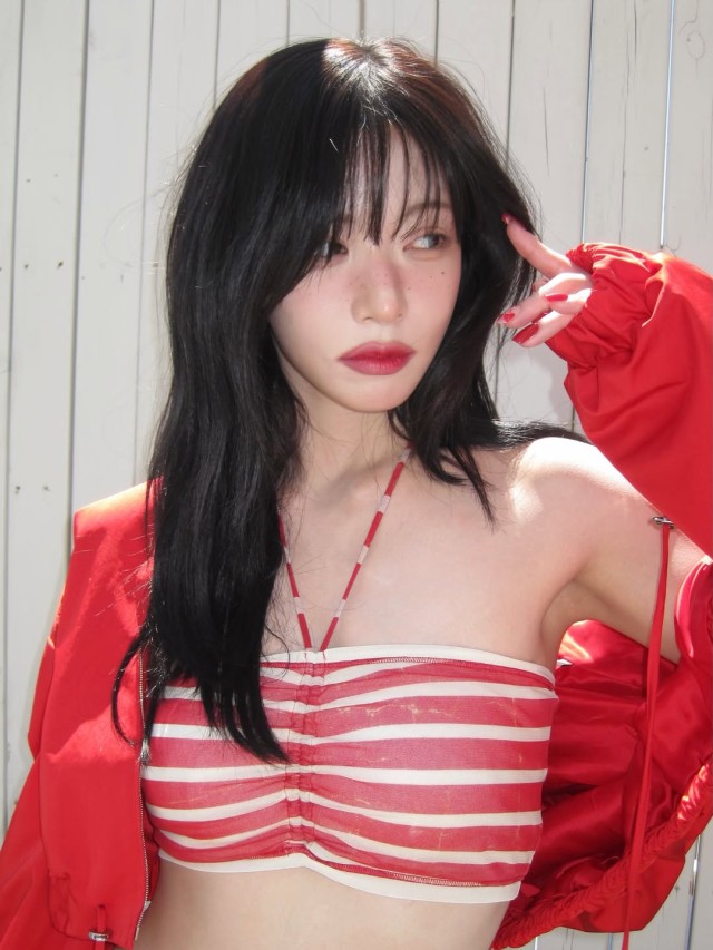李彩英,红色夹克配条纹连衣裙,散发清新魅力