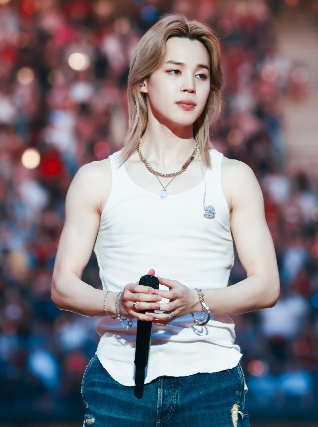 BTS JIMIN、ワールドカップ決勝戦のハーフタイムショーで子供たちと交流...励ましや抱擁まで