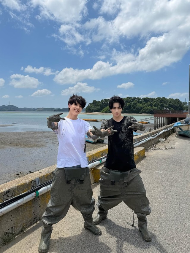 シャオジュン、ビーチでVサインポーズ...爽やかな夏の日常公開