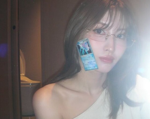 TWICE Momo authenticates a first edition 'Suikun ex' card from 20 years ago... Market price of 3.2 million won sparks attention