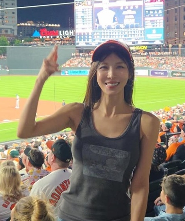 ハ・ジウォン、韓国俳優初のフェンウェイ・パーク始球式「ストライク」...48歳の美貌と健康美が輝いた