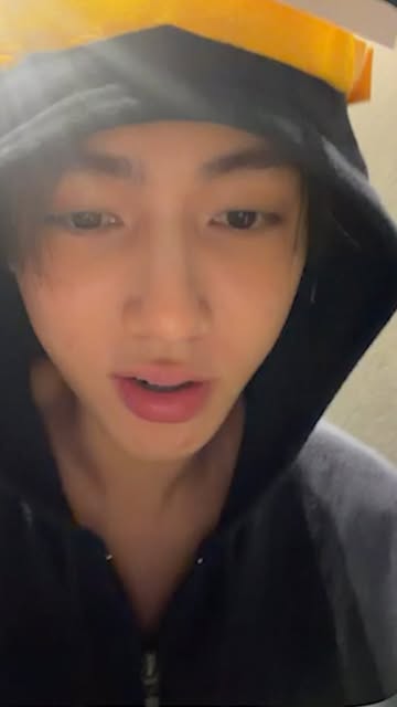 Cortis communicates with fans through unique selfies... 