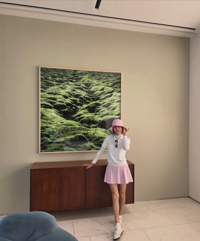 Sooyoung Go's pink golf wear and leg lines catch attention... SNS photo revealed