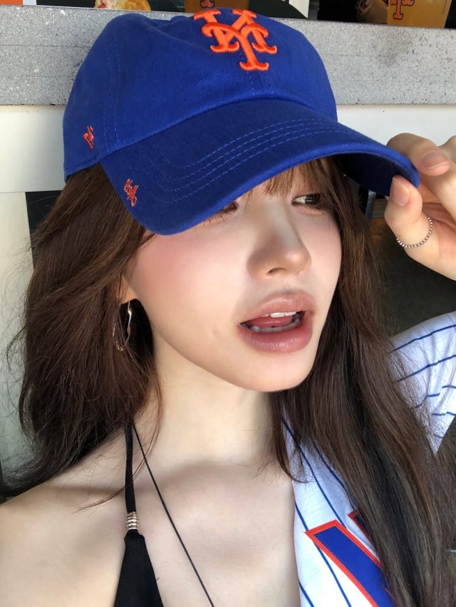 Lizzy, holding fruit, reveals a cute daily life... 