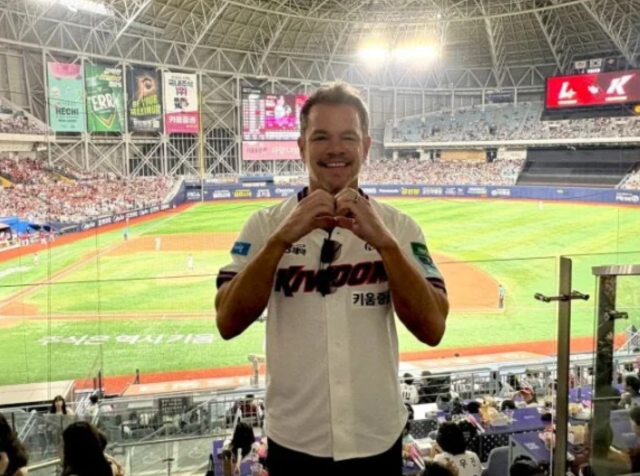 Matt Damon visits Gocheok Dome wearing a Kiwoom uniform... watches the game to promote 'The Martian'