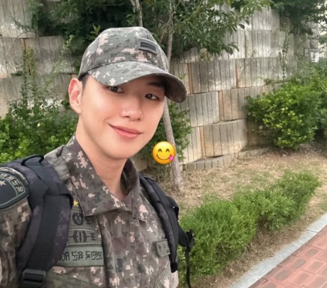 KANGDANIEL、軍服を着て近況公開...休暇後の復帰認証ショット