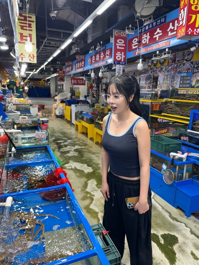 Hong Jin-young spotted at the market aquarium... Wearing a sleeveless top, 