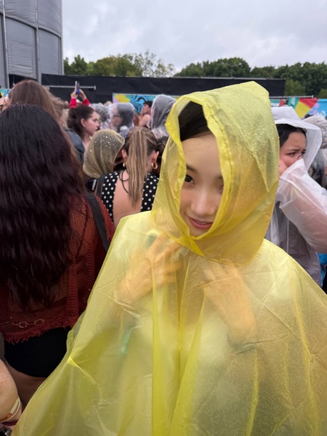 aespa カリナ、ロラパルーザで清楚な魅力...雨に濡れても輝く健康美