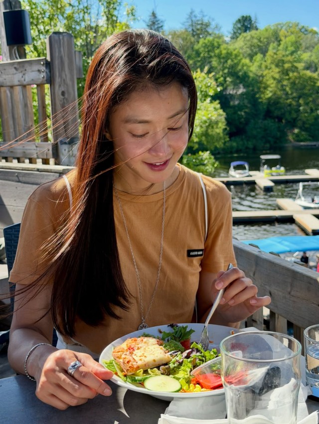 李诗英在加拿大穆斯科卡度过了一个月的夏季假期空气和水质纯净无比