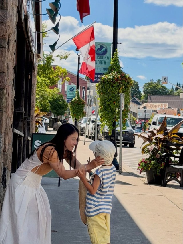 Lee Si-young spends a month-long summer vacation in Muskoka, Canada... 