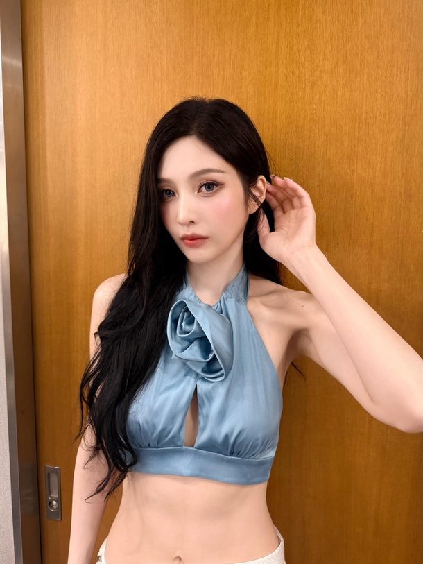 레드벨벳 조이, SNS에 대기실 사진 공개...'슬렌더 몸매' 눈길