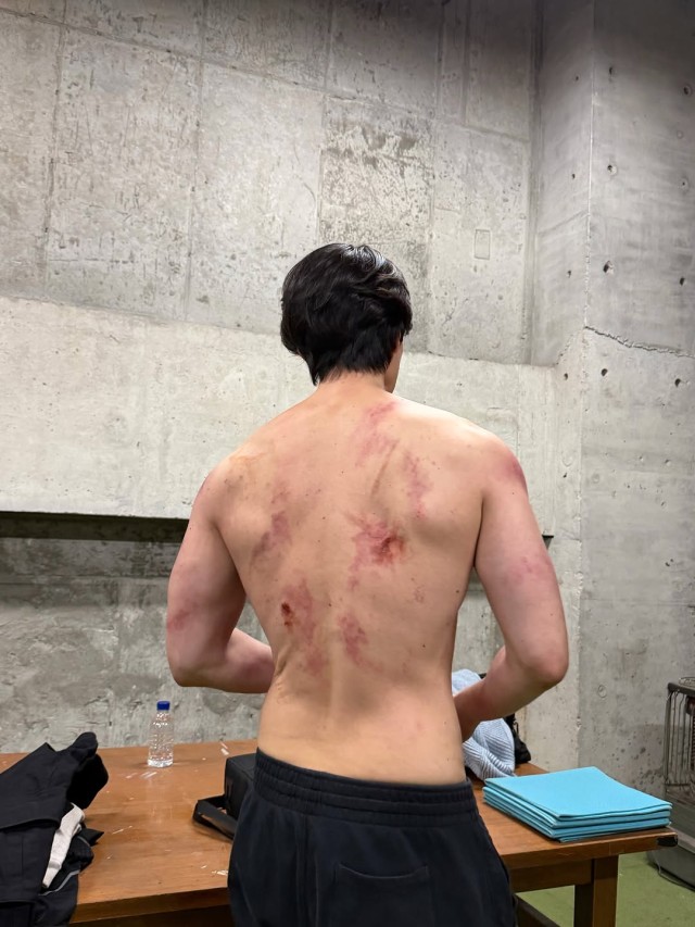 이동욱 상의 탈의 액션 현장 공개8kg 증량 후 탄탄해진 복근