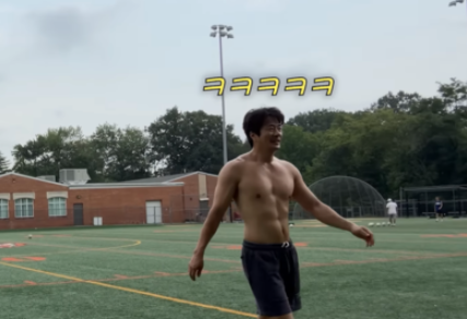 권상우, 50대에 탄탄 몸매 공개...아들 룩희와 뉴욕서 축구 연습