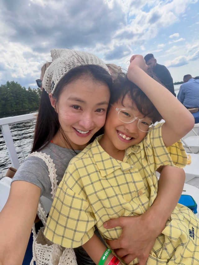 イ・シヨン、カナダ・マスコカでゆったりとした日常...息子と湖を背景に微笑み