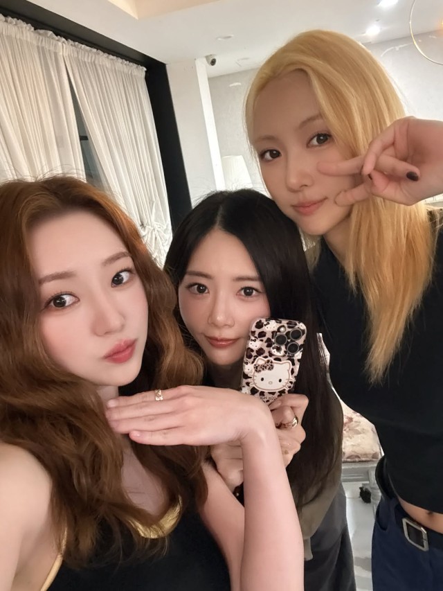 ドリームキャッチャー、ファンサイン会で明るい笑顔...
