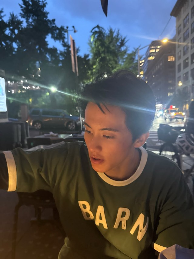 马克,在美国公开悠闲的日常......吃披萨,骑自行车