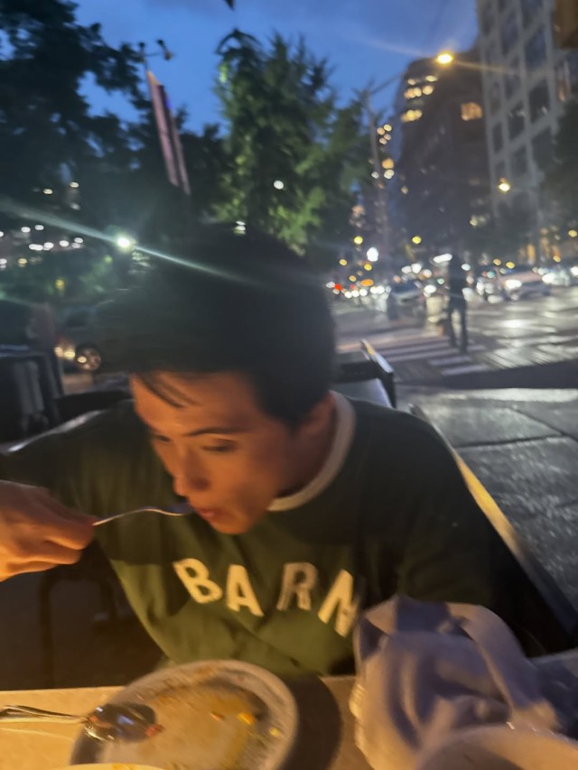 马克在美国公开悠闲的日常吃披萨骑自行车