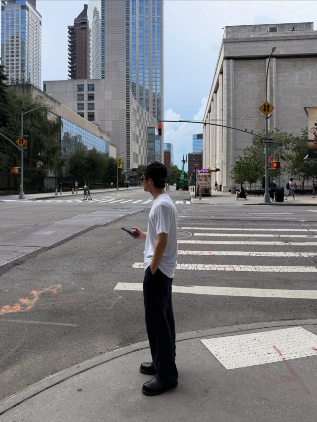 马克在美国公开悠闲的日常吃披萨骑自行车