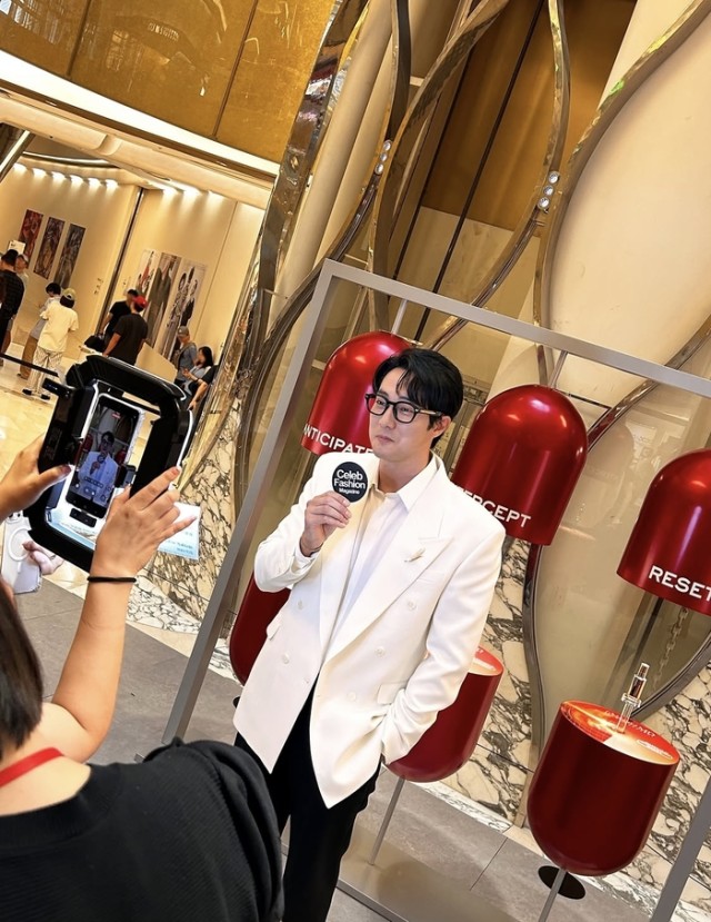 So Ji-sub, white suit + black pants 'chic presence'... Classic fashion in SNS catches the eye