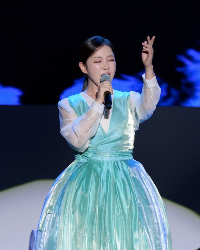 Song Ga-in Decorates the World Sound Festival Stage Brilliantly Wearing a Teal Hanbok