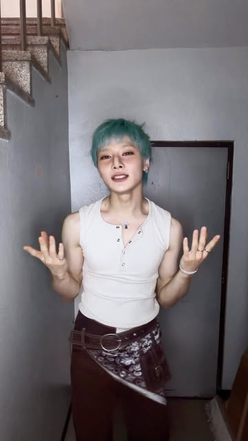 Stray Kids' I.N transforms with teal hair... shares recent update with a bright smile