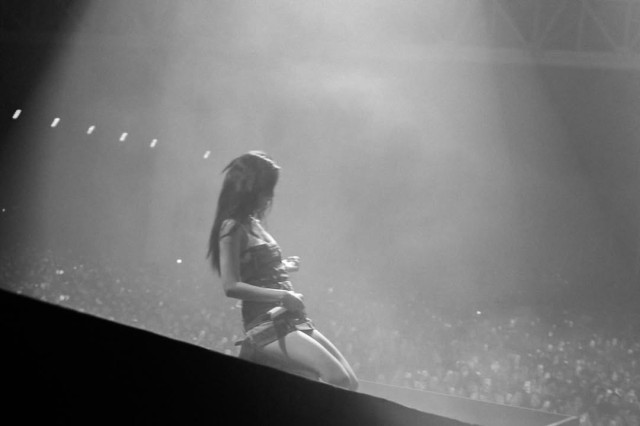 Jennie wears Calvin Klein outfit on the Summer Sonic stage... Denim styling catches attention