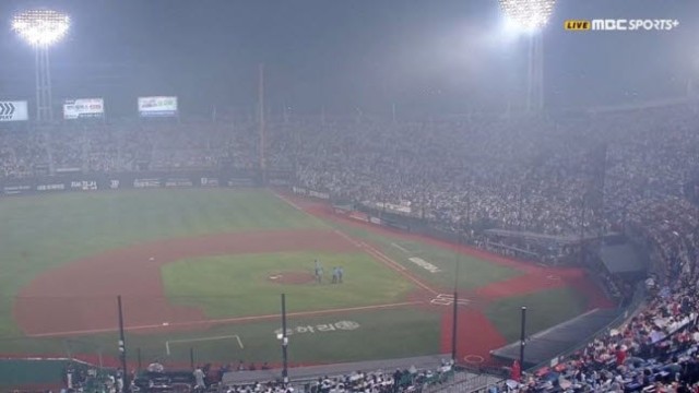 サイコンサートの花火煙が流入し、NC-ロッテ戦が19分間中断...沙里克球場は大混乱