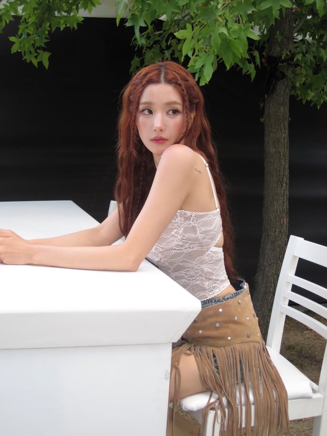 Kwon Eunbi stirs up buzz with see-through outfit at Istanbul Festival... Captivates global fans