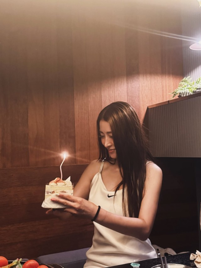 黄宝、誕生日を迎えファンと特別な時間を過ごす...
