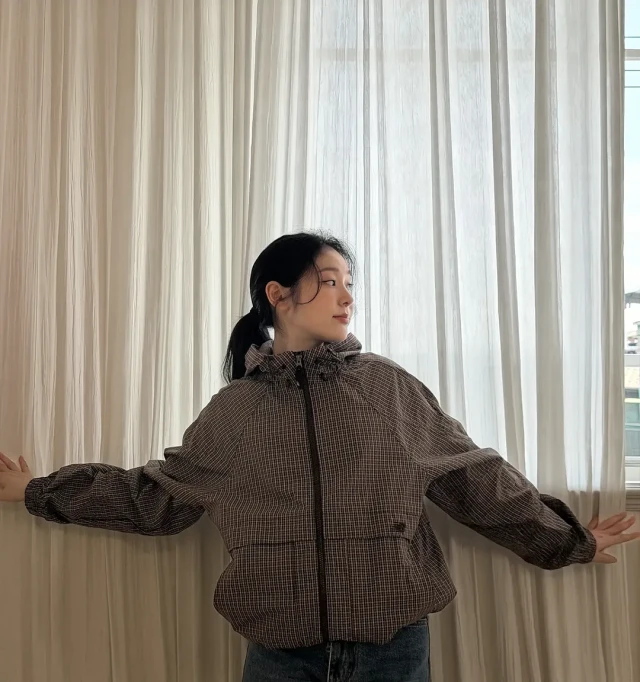 金妍儿,穿着格子风衣散发优雅魅力