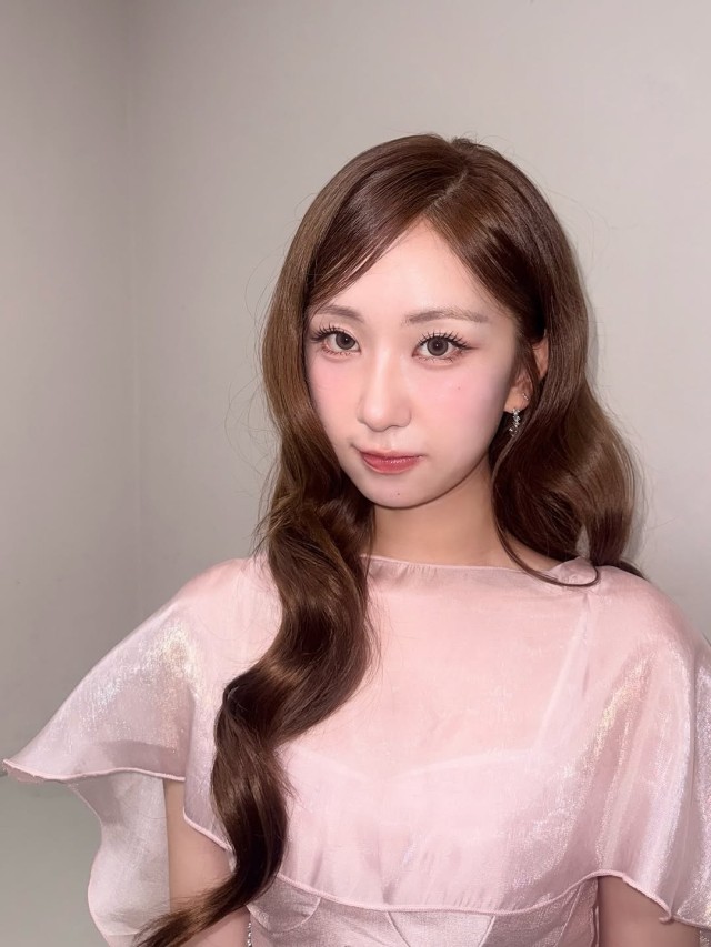 전유진, 연분홍 블라우스로 청순 매력 발산...