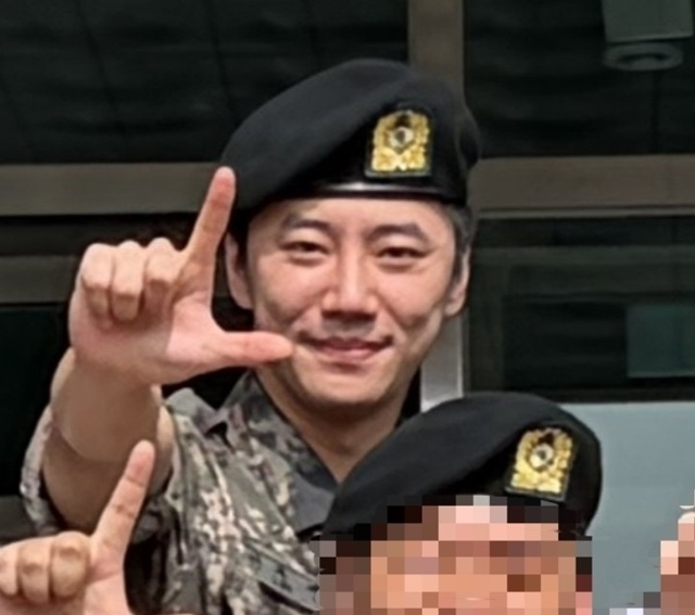 イ・ジュニョン、軍服を着た訓練所の近況公開...「中隊長訓練兵」の標識を発見