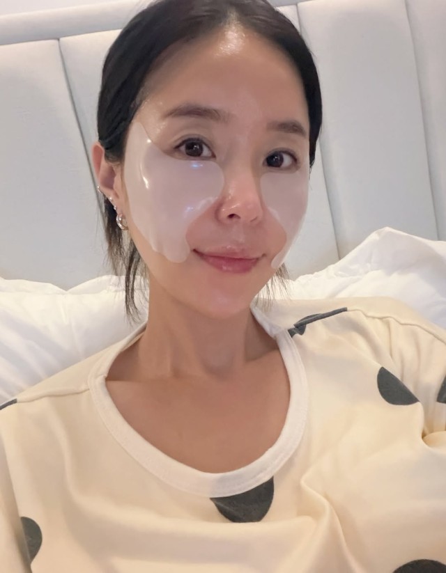 シンジ、結婚後さらに輝く美貌...「ケアは継続的に」セルフケア公開