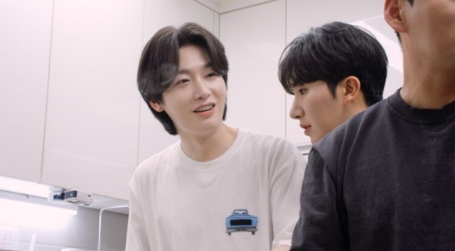 Kim Yong Bin once again proves his cooking skills for his solo living housewarming on 'Pyeonstaurant'... Even the eldest members of the Top 7 are impressed