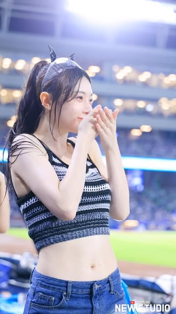 キム・ナヨン、クロップトップを着て爽やかな笑顔...