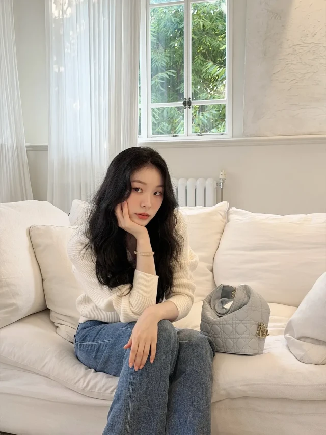 Yuna Kim, carrying a Dior bag in a relaxed daily life... 