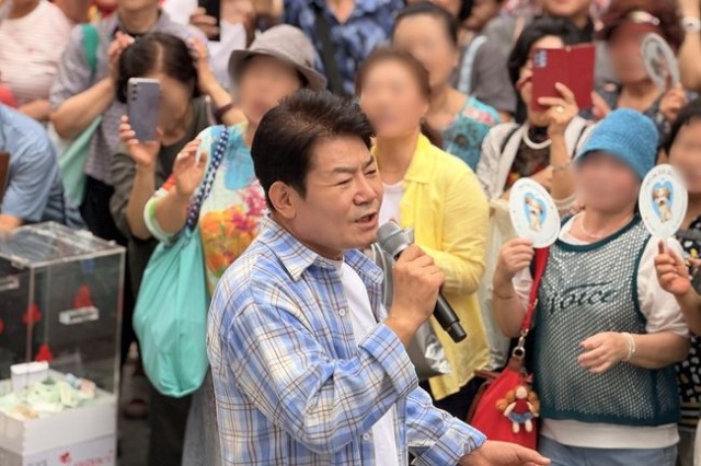 真性、「愛を加える」街頭募金イベントでヒット曲を熱唱...市民と交流