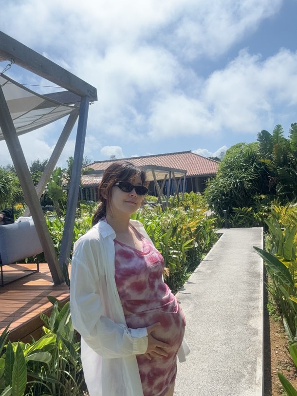 Seunghye Kim shares update on her 28-week pregnancy... Showing off her one-piece dress during prenatal trip to Okinawa