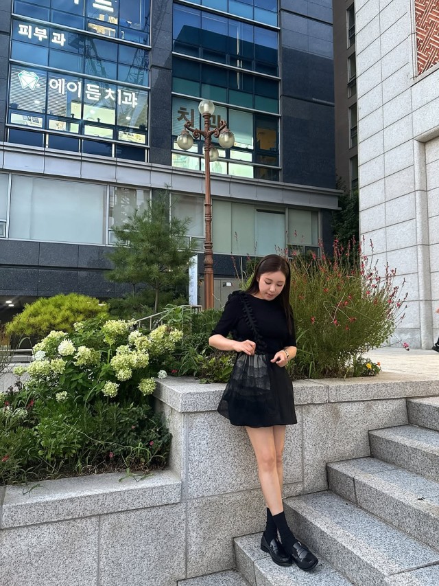 Song Ga-in showcases sophisticated black fashion on city streets