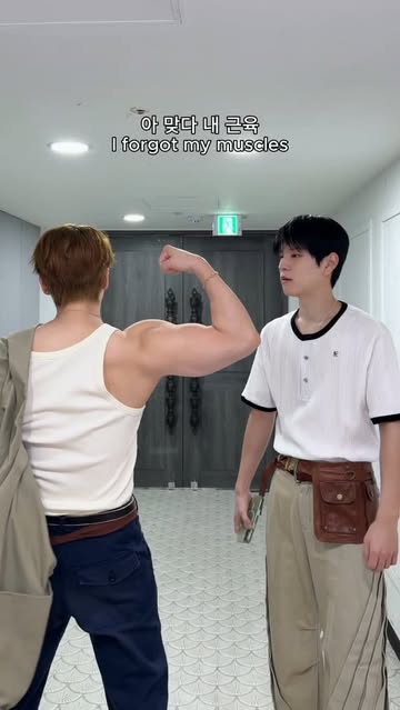 Stray Kids' Changbin grabs fans' attention by showing off his muscles: 